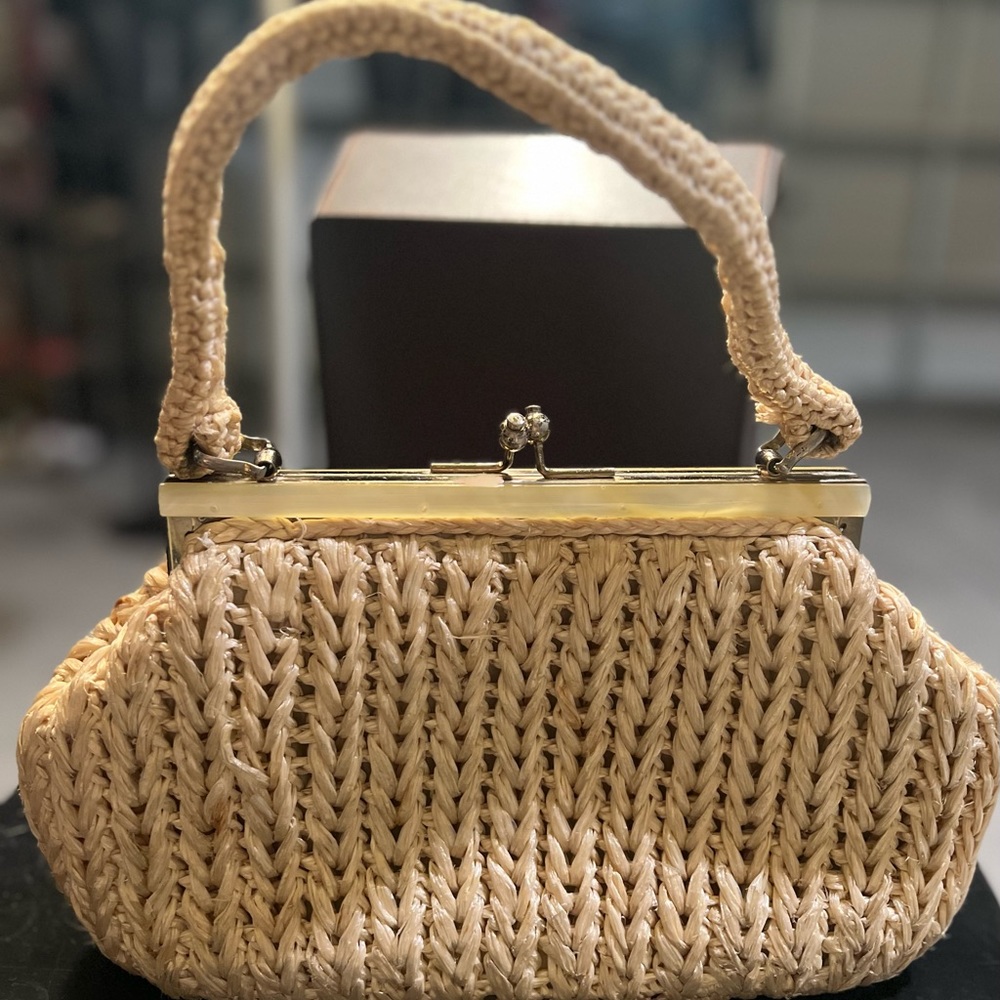 Vintage purse with clasp